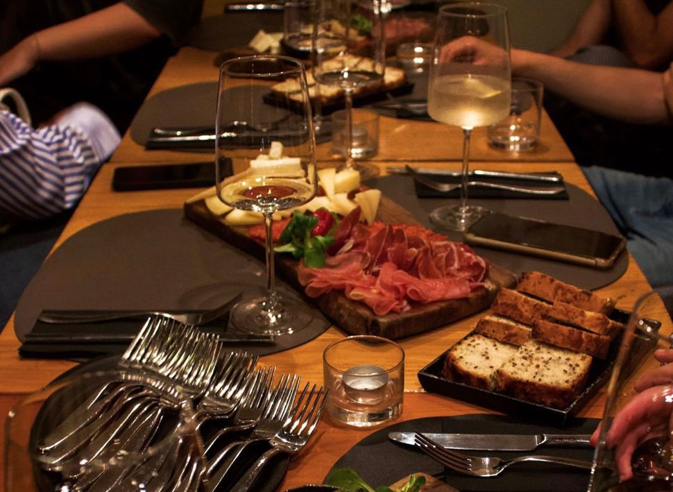 Firmatur til Split - Zinfandel Food & Wine Bar - Med Balslev - firmatur
